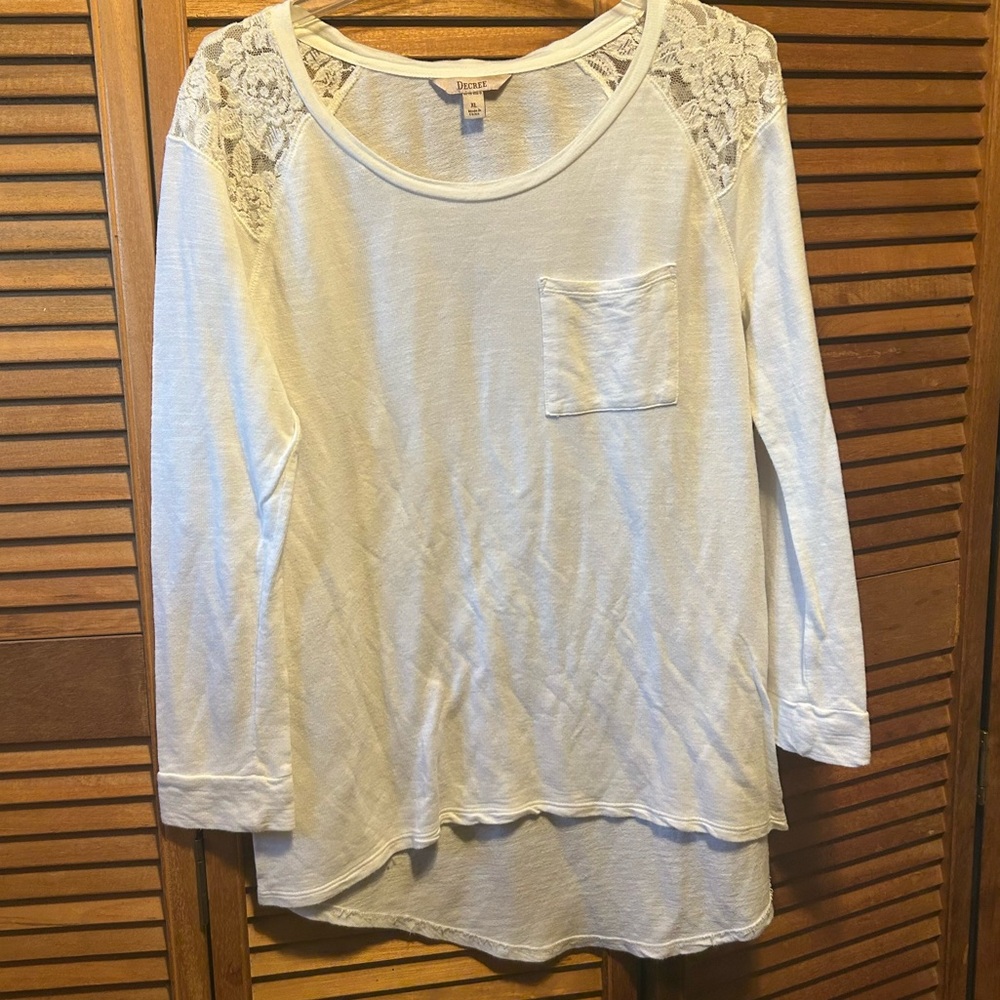 Decree White Blouse High Low Relaxed Fit Knit Top with Lace Shoulders